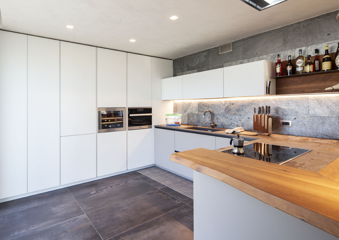 cucina bianca moderna di design con penisola