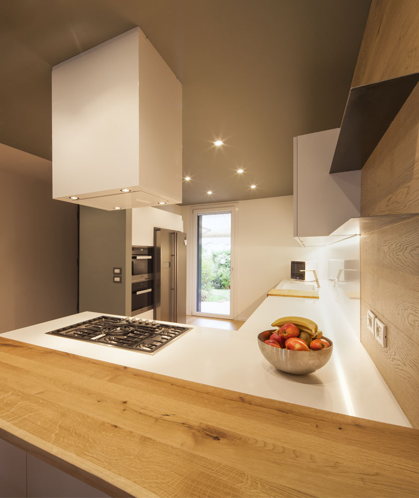 cucina con penisola total white poliform varenna