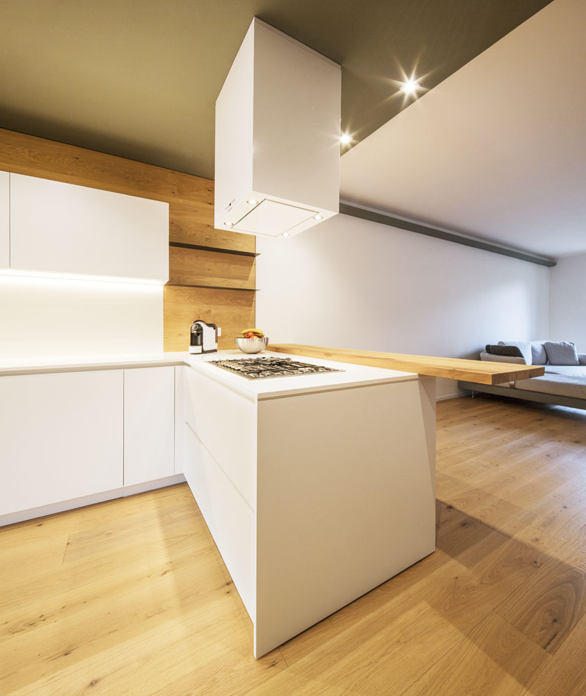 cucina con penisola total white poliform varenna