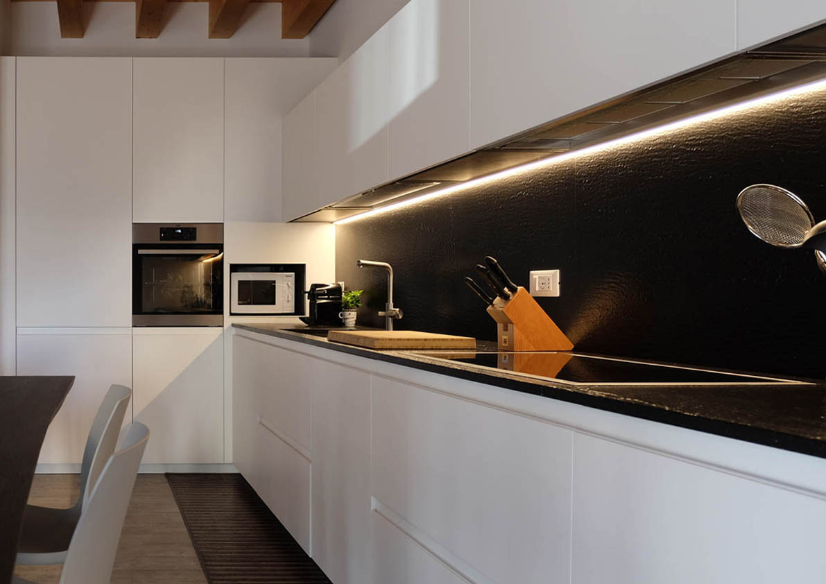 cucina moderna di design bianca e nera arrital