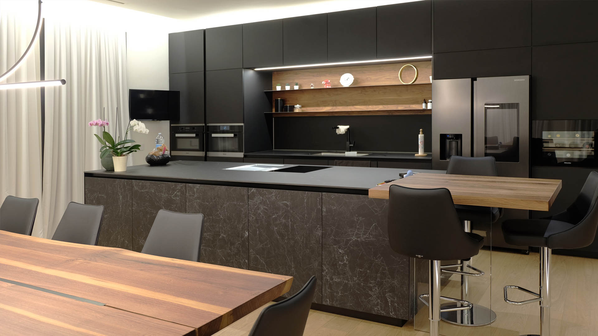 cucina in fenix con telaio in alluminio valcucine