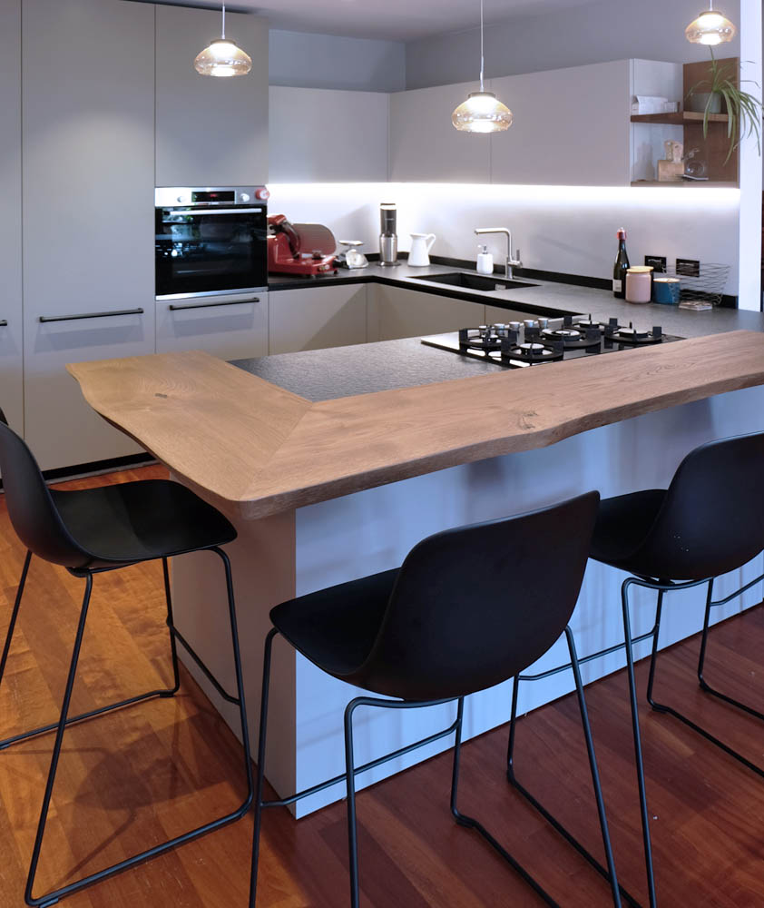 Cucina moderna di design con penisola realizzata a Padova