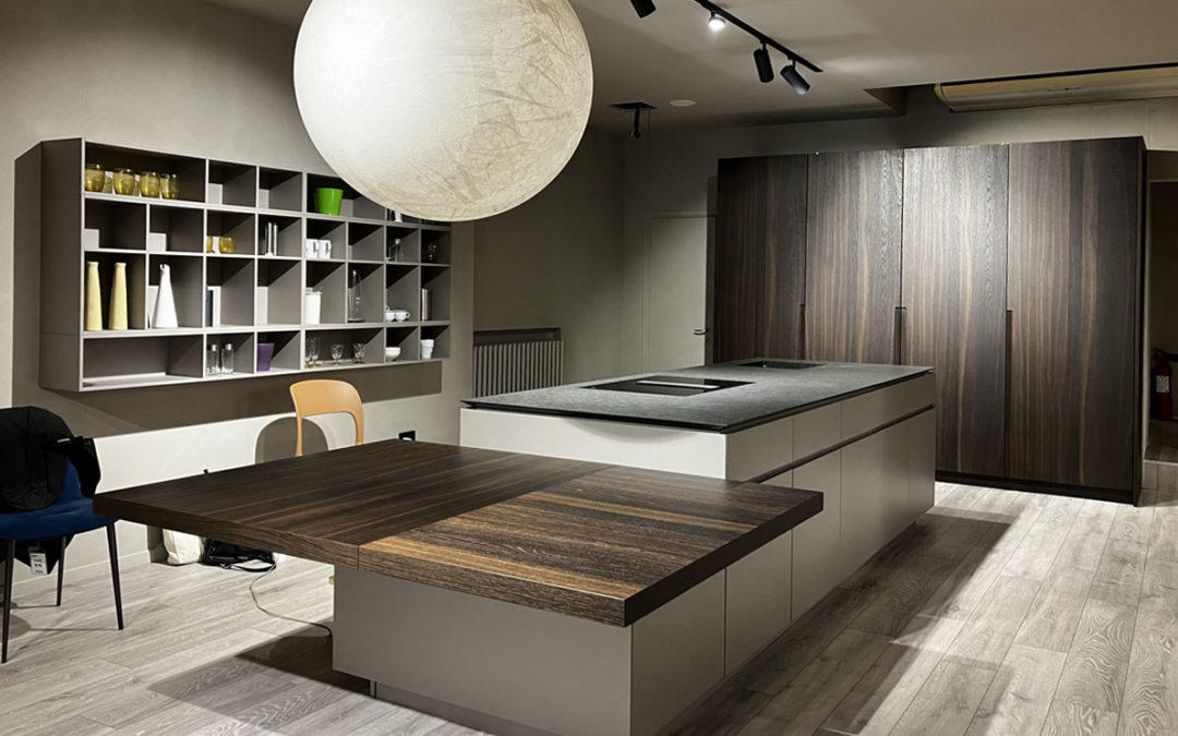 Cucina con colonne ad ante rientranti