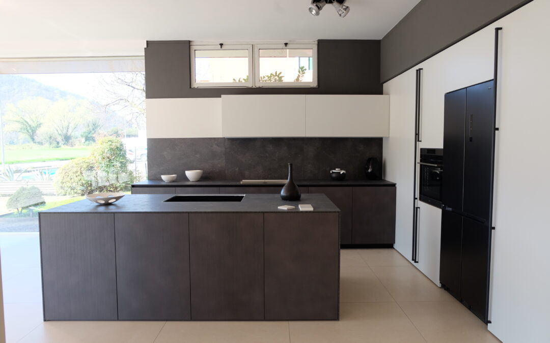 Cucina con parete colonne e con passaggio porta