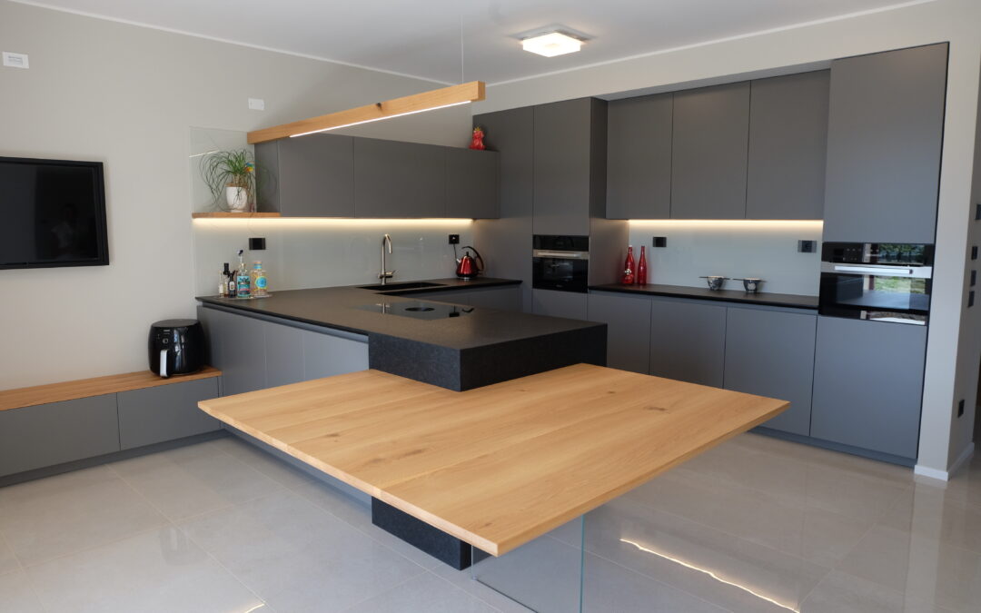 CUCINA IN GRANITO E IN LEGNO SU MISURA: PROGETTO DI DESIGN E ILLUMINAZIONE