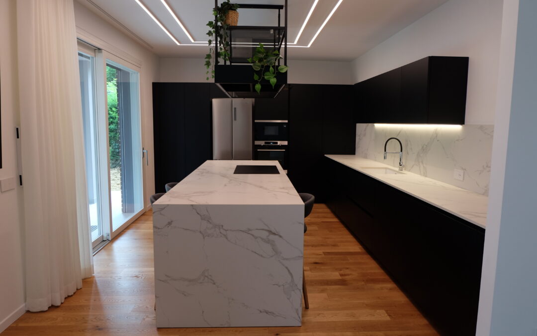 Cucina minimalista in bianco e nero