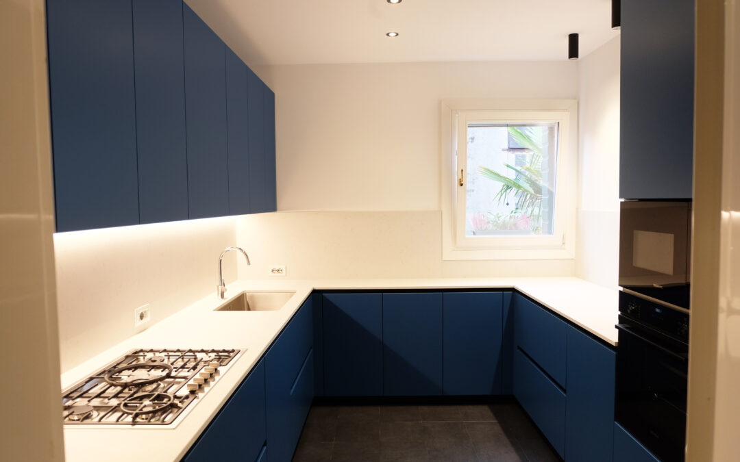 Cucina con ante laccate a campione blu ral