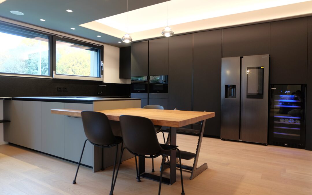 GRANITO, LEGNO MASSELLO E ILLUMINAZIONE: LA CUCINA DI DESIGN