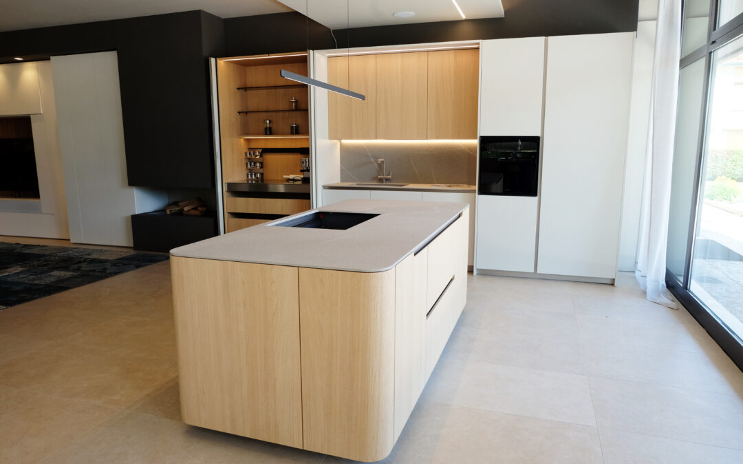 CUCINA CON ISOLA STONDATA E ANTE RIENTRANTI