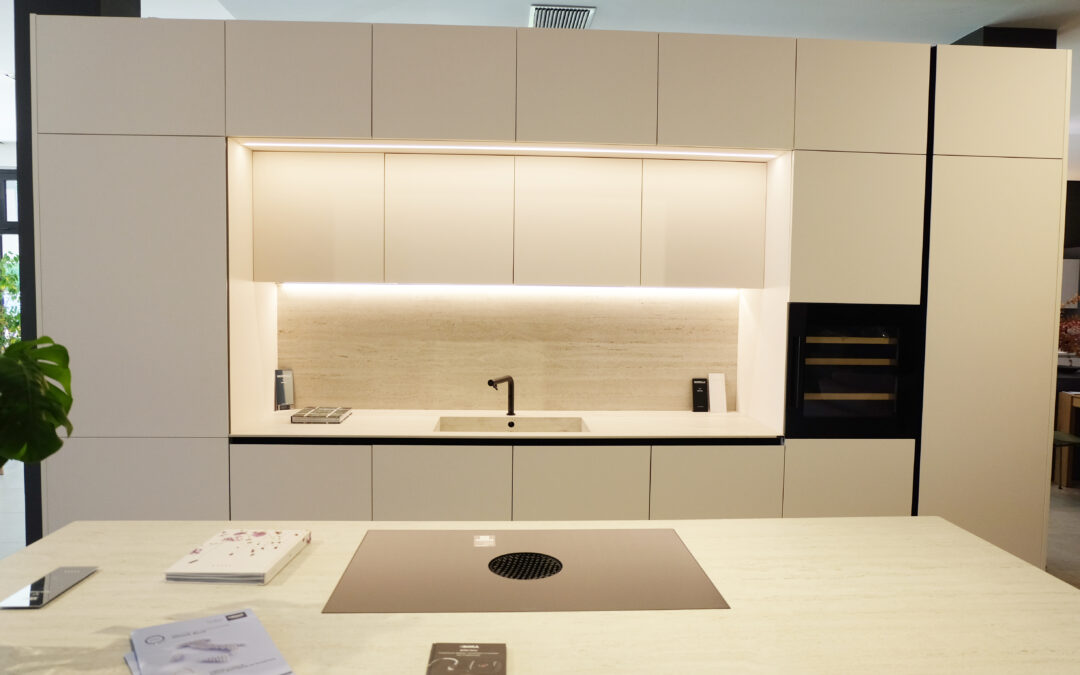 CUCINA DI DESIGN CON ISOLA RIALZATA UNIT E TOP IN EFFETTO TRAVERTINO