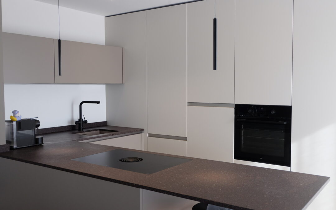 CUCINA CON PENISOLA SU MISURA: ELEGANZA, MATERIA E FUNZIONALITA’ PER L’OPEN SPACE